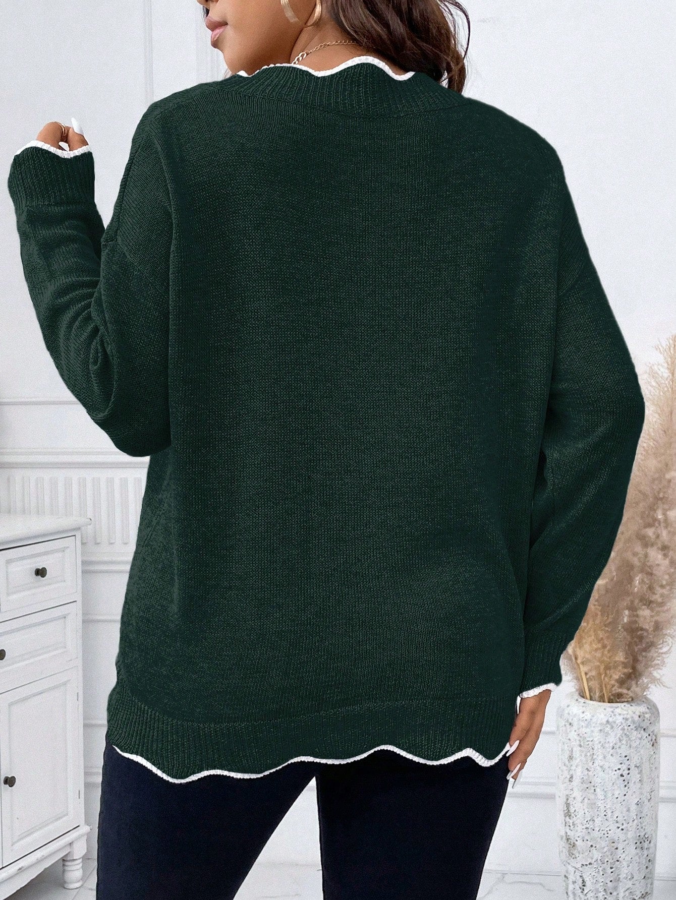 Essnce Plus Size Women's Arc Hem V-Neck Long Sleeve Sweater Pullover